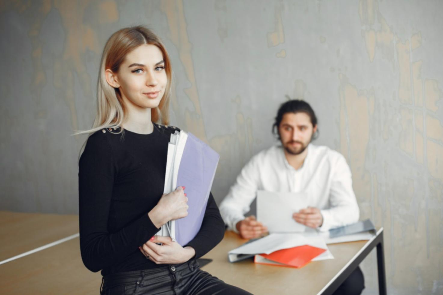 Espace de travail avec documents financiers et ordinateur portable
